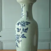 Large Chinese baluster vase in porcelain with bird and flower decoration.