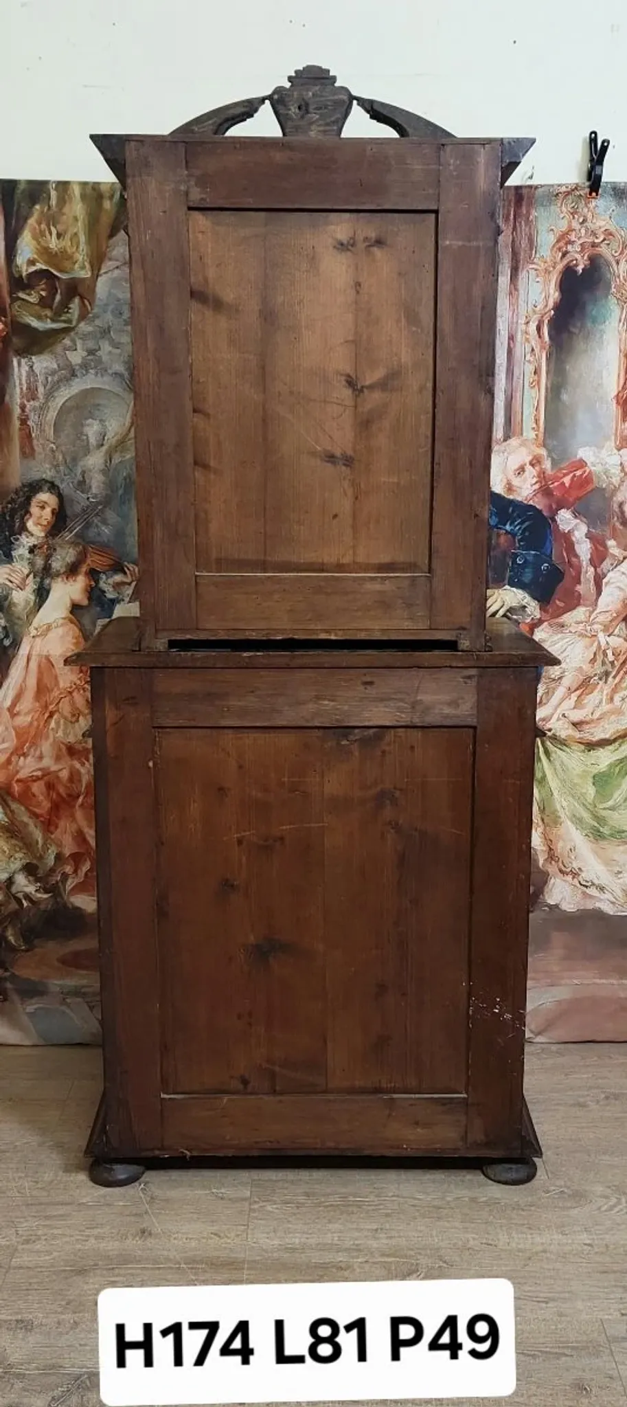 meuble ancien en noyer massif finement sculpté, de style Renaissance