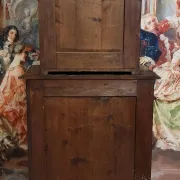 meuble ancien en noyer massif finement sculpté, de style Renaissance