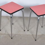Tabourets en formica rouges