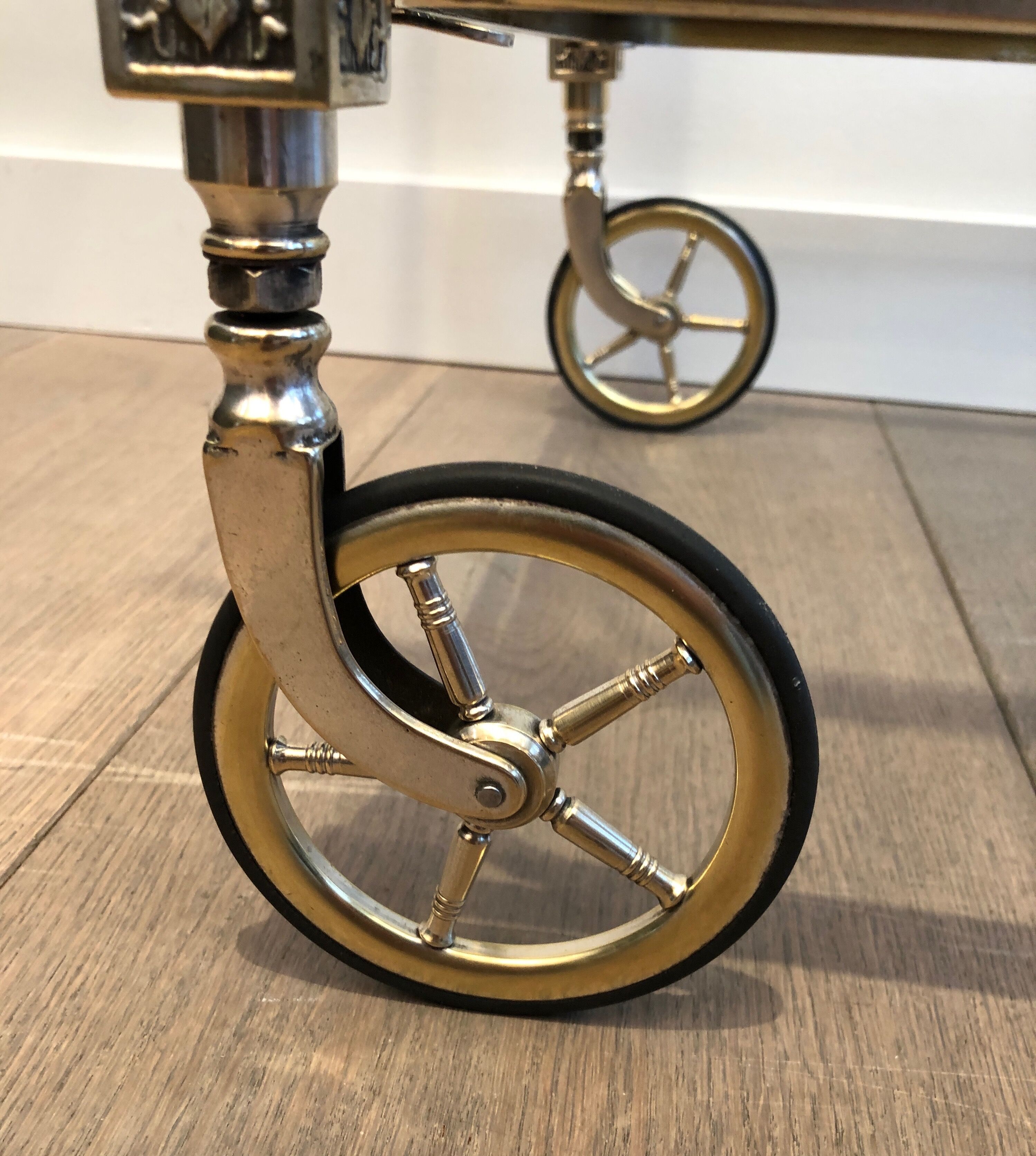 Table de style néo classique en métal argenté et doré et verre