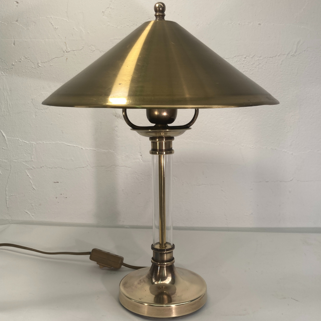 Lampe de table ou de bureau art déco en lucite et laiton