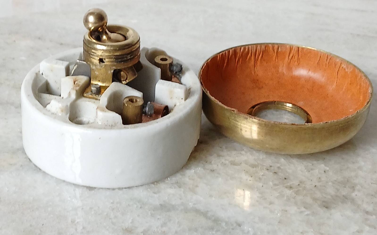 “Lux” porcelain & gold-plated brass switch