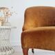 Fauteuil crapaud en velours ocre foncé