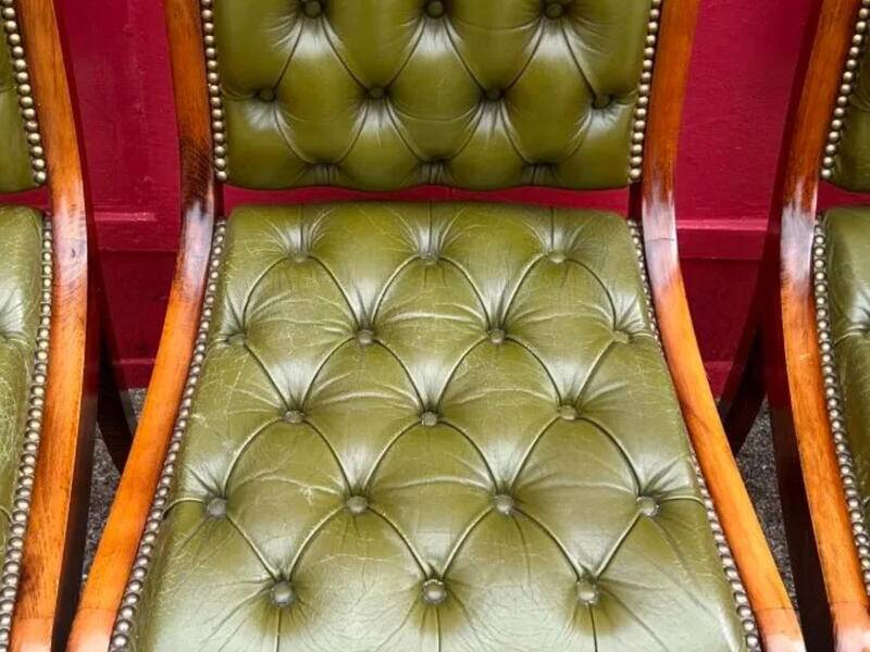 Suite de 6 chaises anglaises Cherterfield en cuir vert