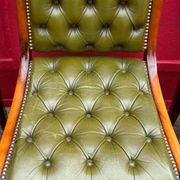 Suite de 6 chaises anglaise Cherterfield en cuir vert
