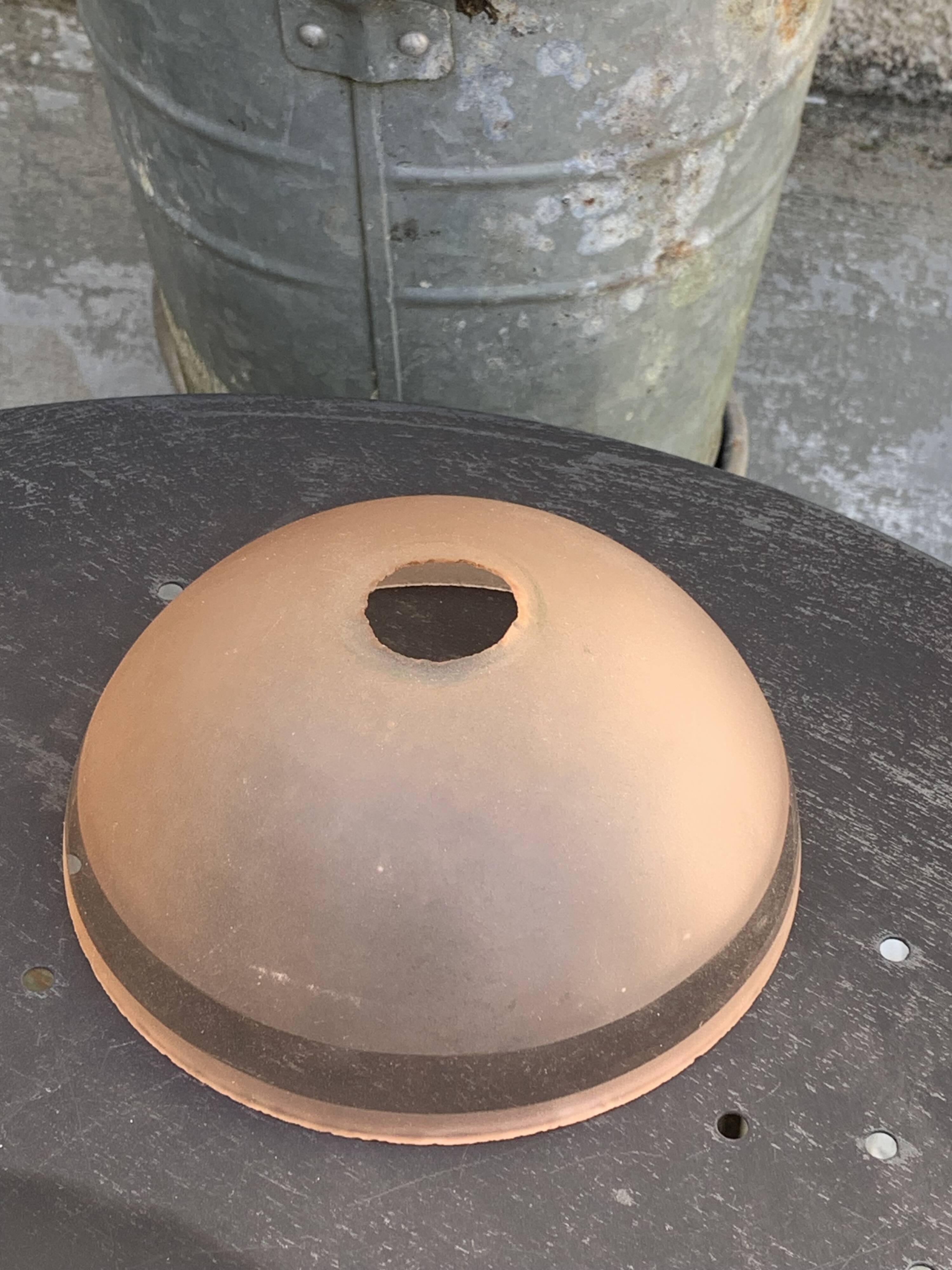 Globe coupole, en verre dépoli et verre transparent rose, Art Déco