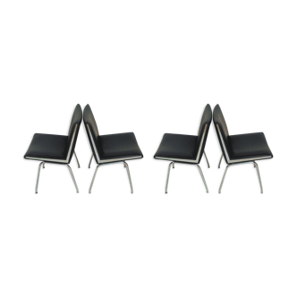 Ensemble de quatre chaises d’aéroport en noir Hans J. Wegner par A.P. Volé