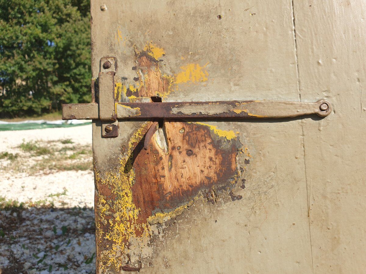 Cellar door, barn or attic with traditional whistle struts - early 20th century