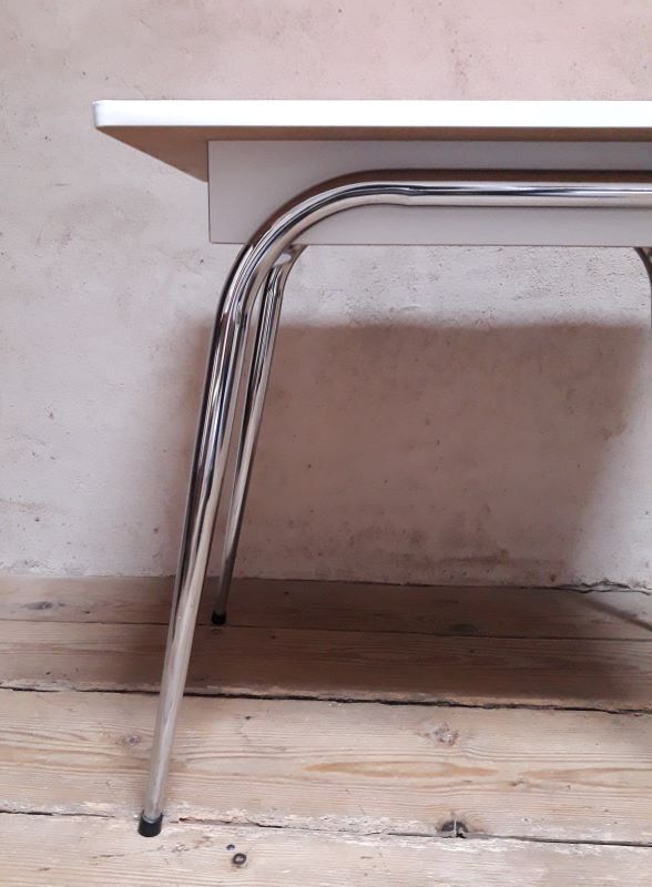 Table formica chrome