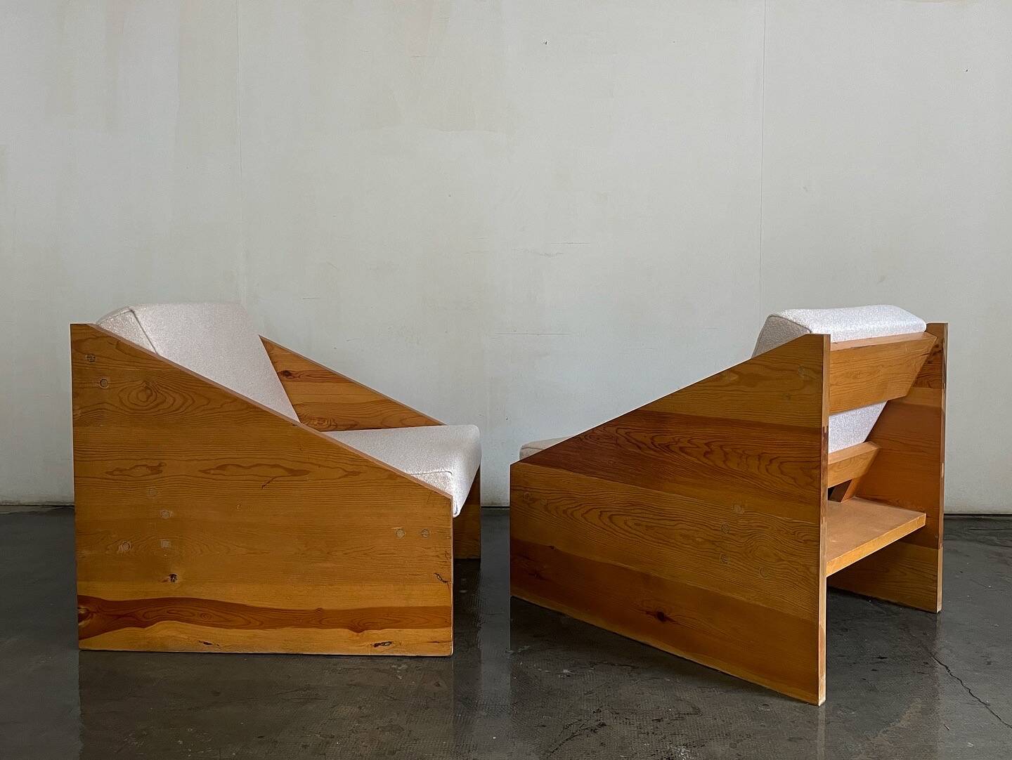 Fauteuils rationalistes en pin massif