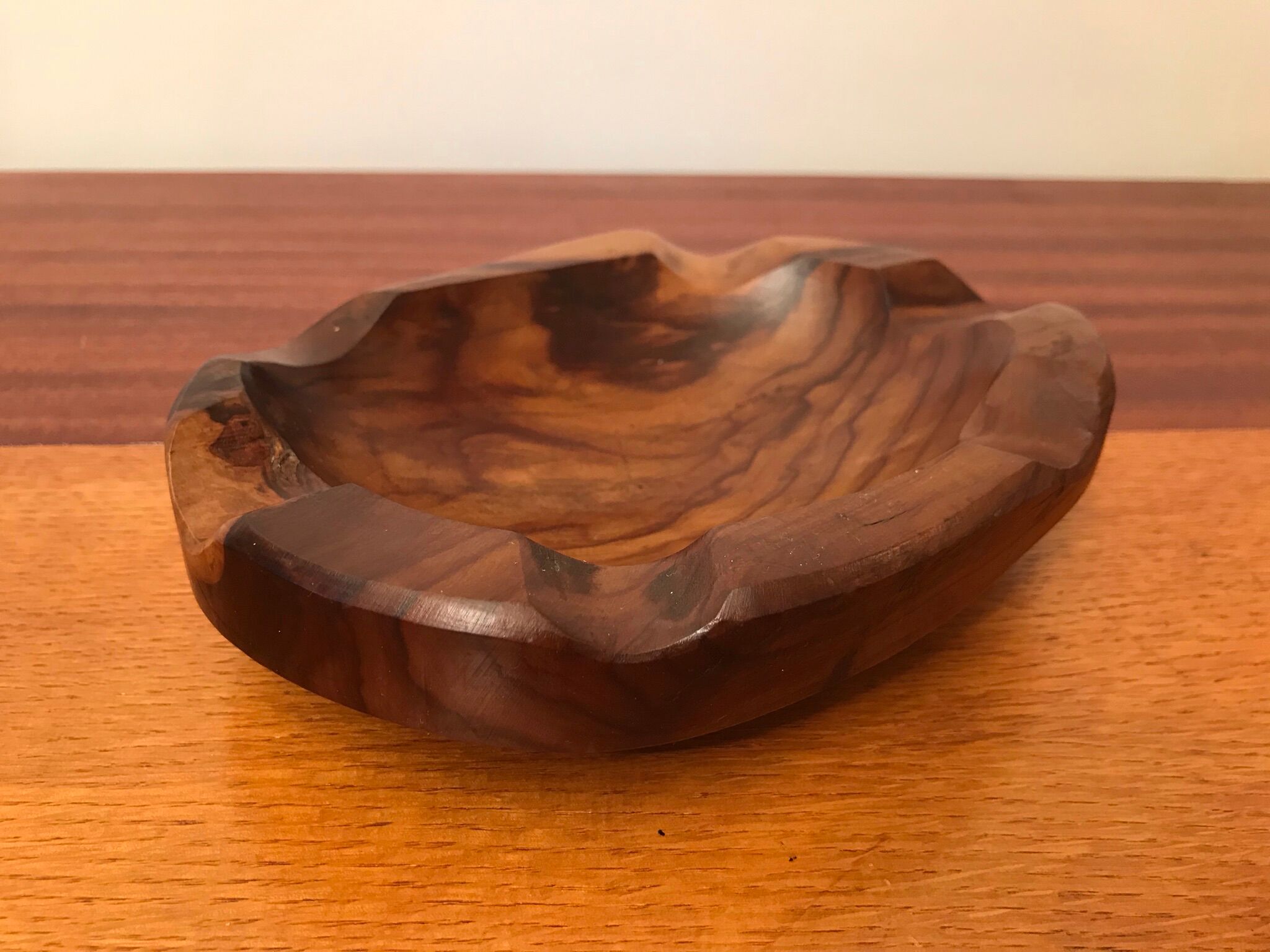 Large ashtray, empty pocket, olive wood