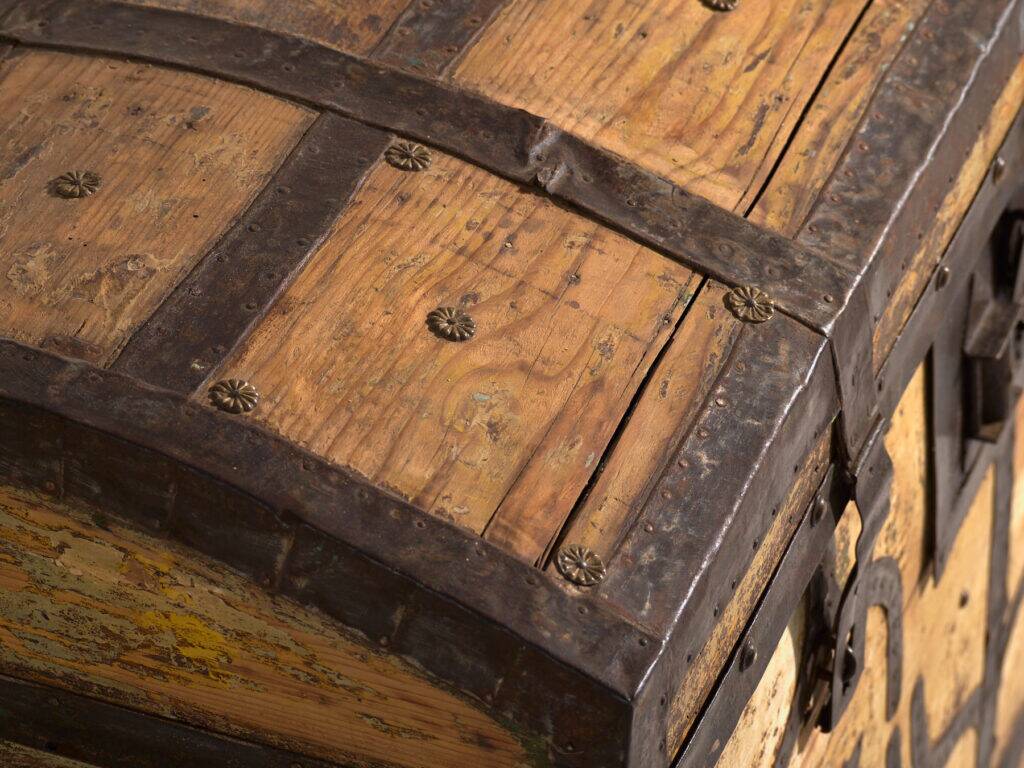 Coffre ancien ferré en bois de pin – Europe centrale, vers 1870