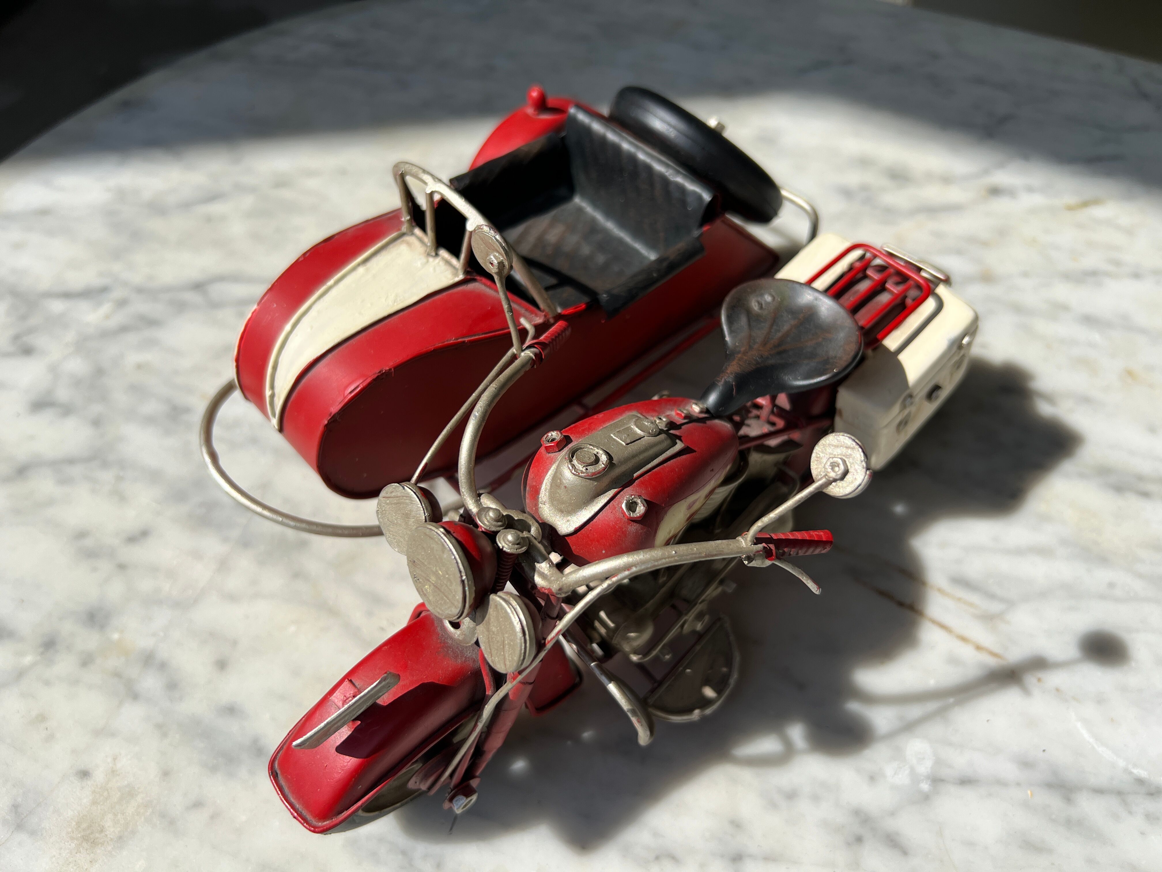 Moto side-car vintage en métal