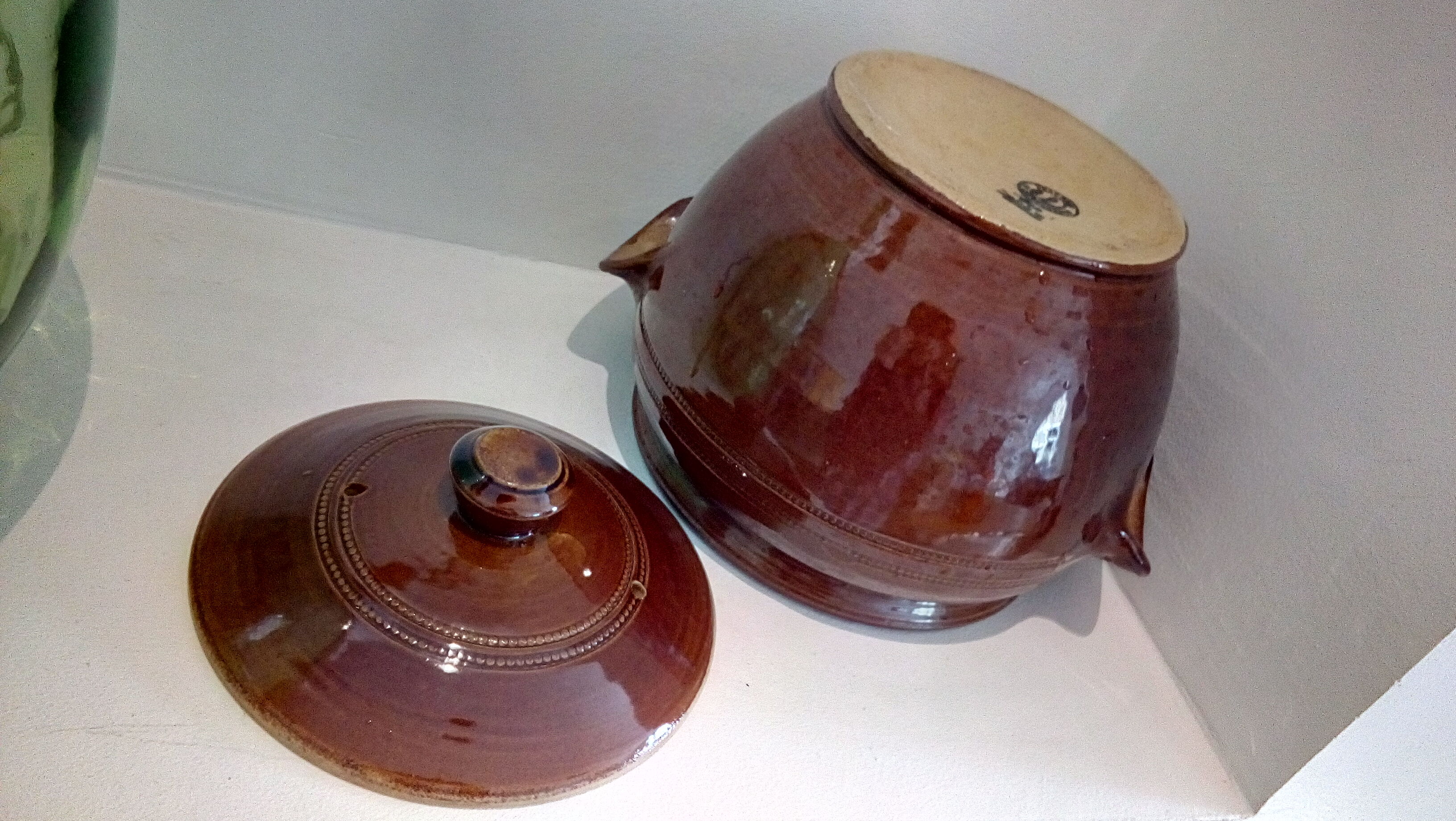 Enamelled sandstone pot