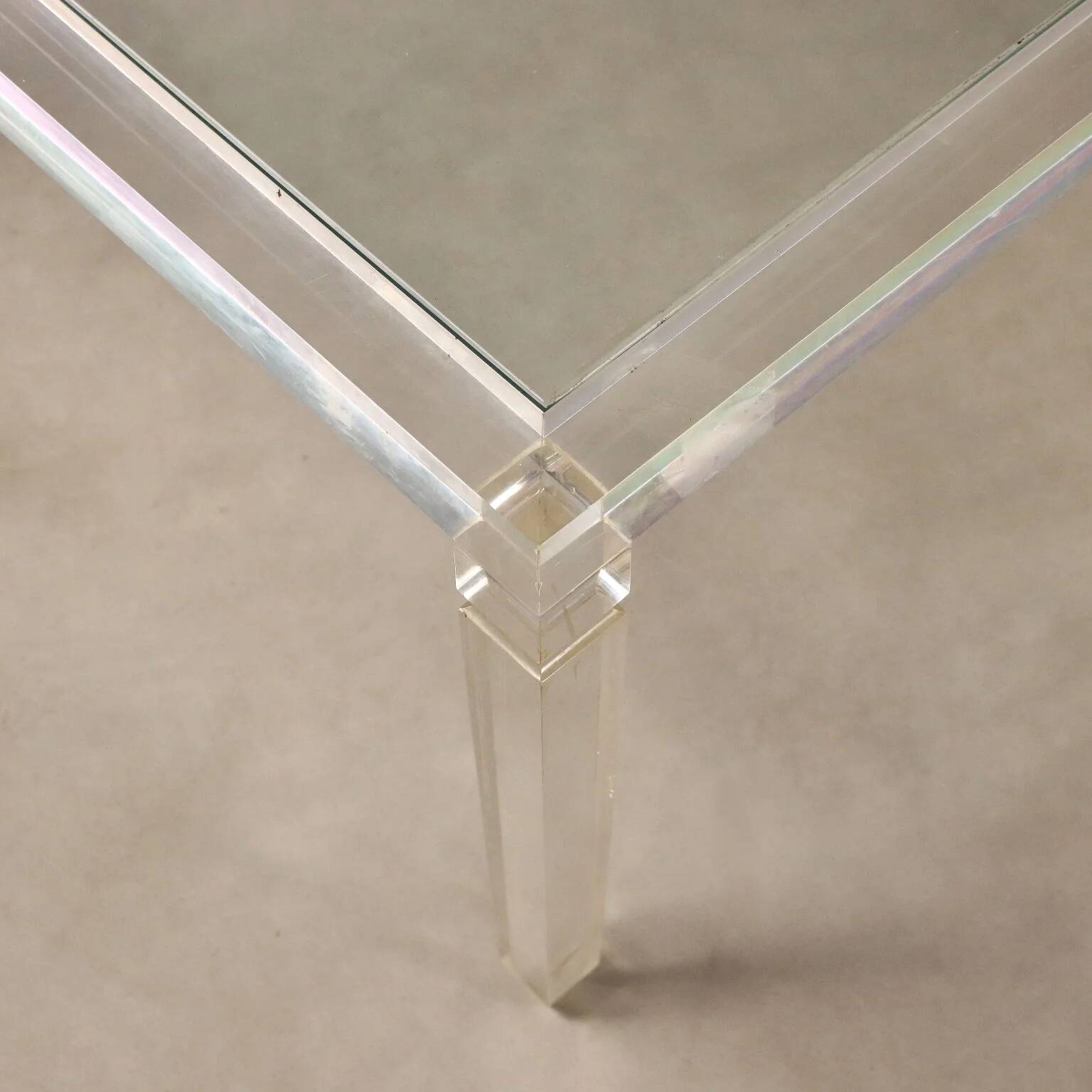 Table basse en plexiglas