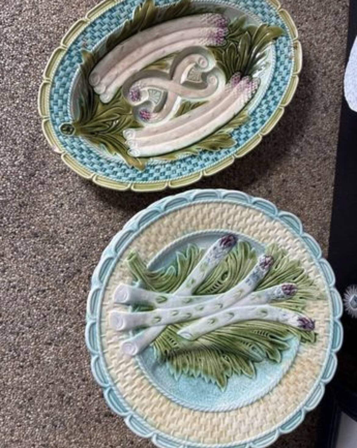 Asparagus service with 10 plates and a serving dish in earthenware.