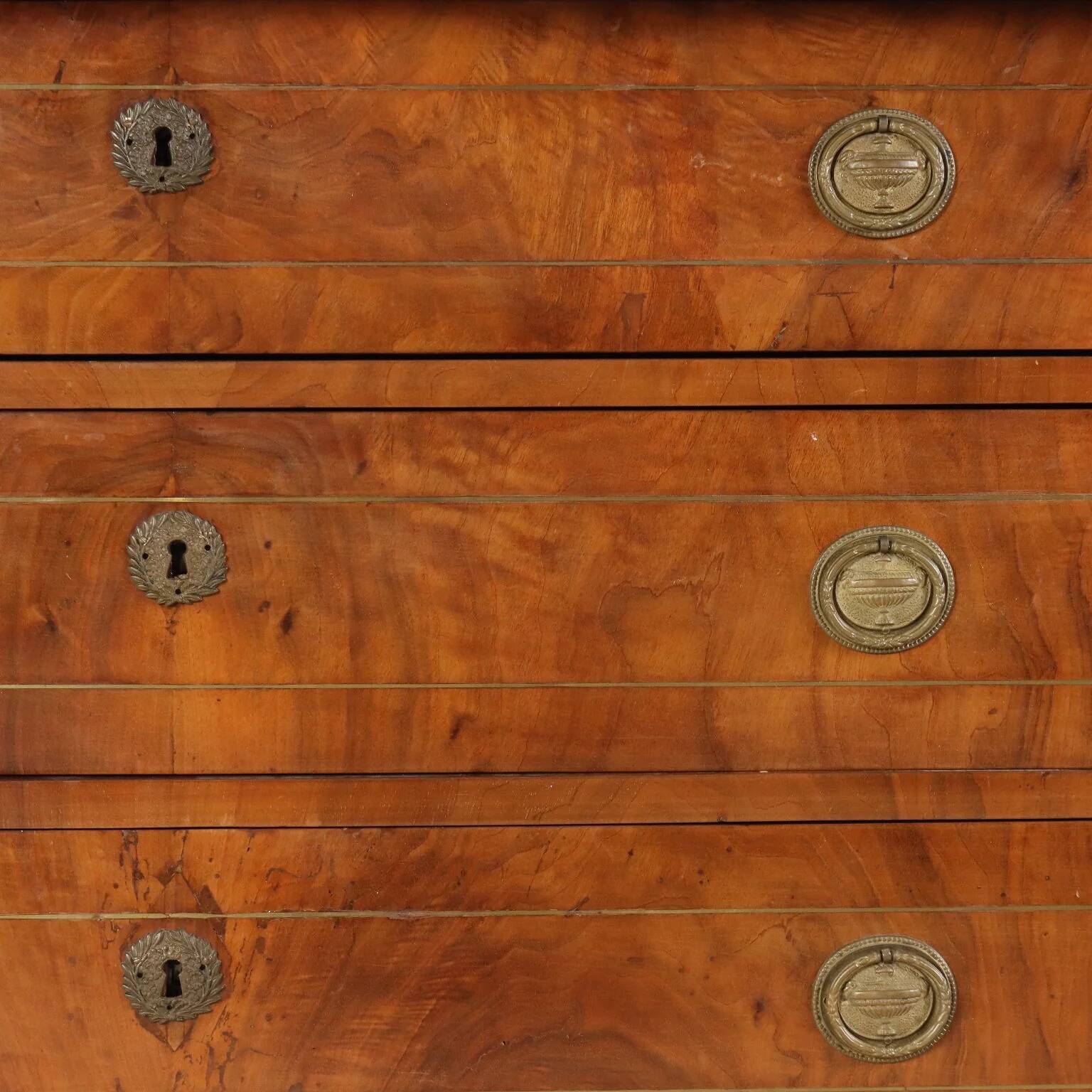 Commode Empire en noyer avec incrustations en laiton