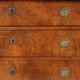 Commode Empire en noyer avec incrustations en laiton