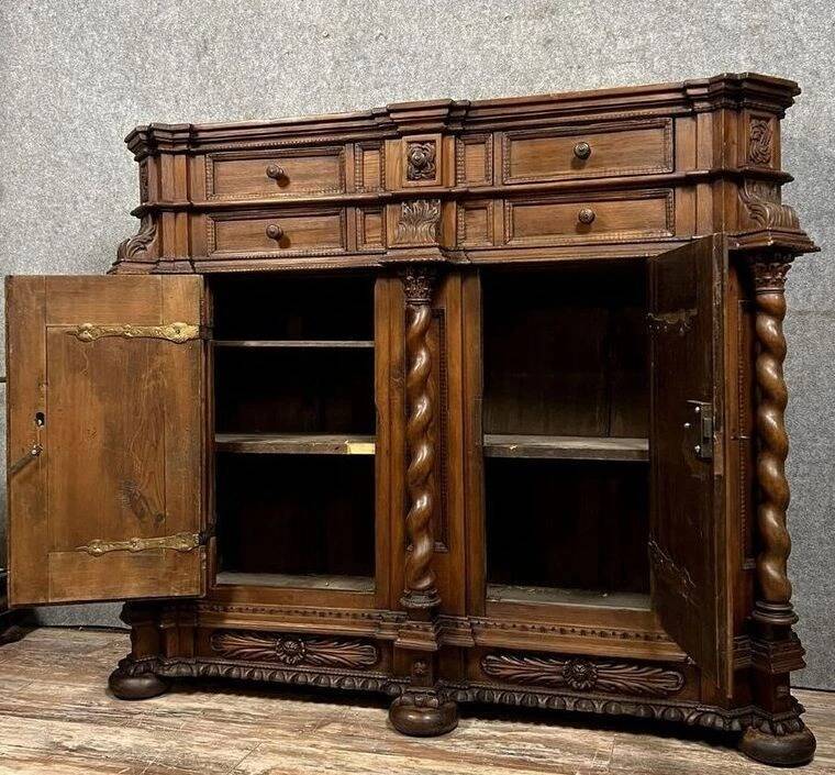 Important Alsatian support buffet in stained solid wood, dating from the 17th century.