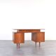 Bureau en teck des années 1960.