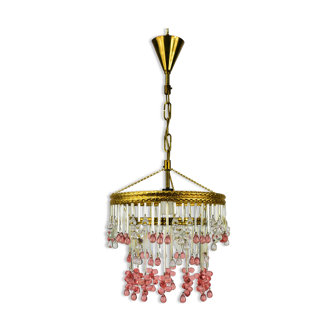 Chandelier pampilles, white and pink drops in clusters.
