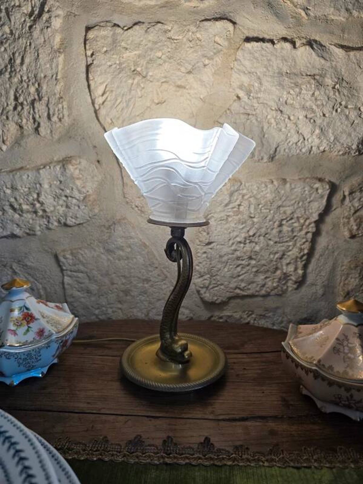 Lampe à poser pied laiton poisson et tulipe en verre drapée