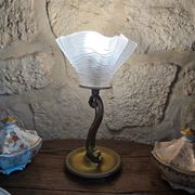 Lampe à poser pied laiton poisson et tulipe en verre drapée