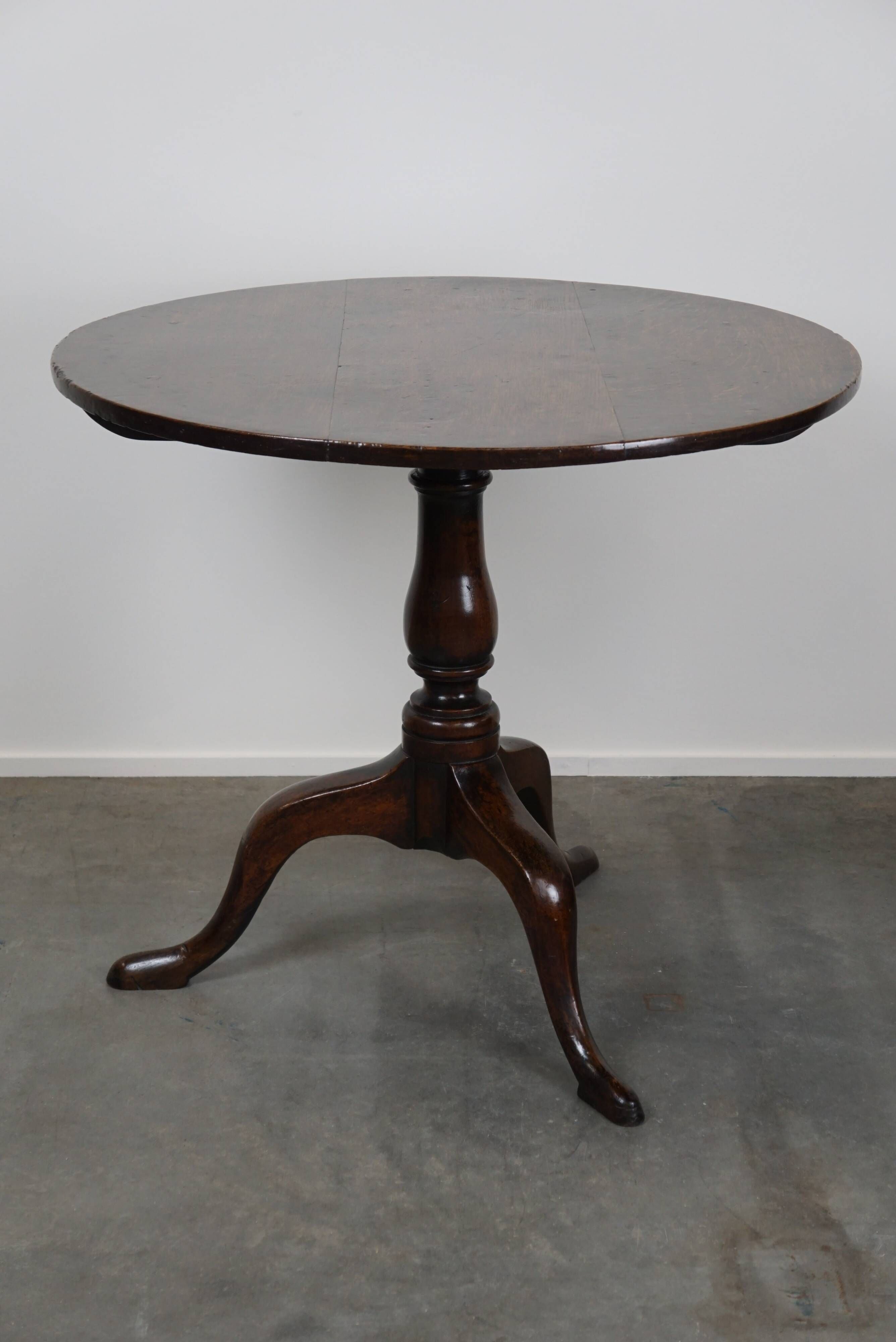 Round antique English oak tilt-top table with wonderful colors