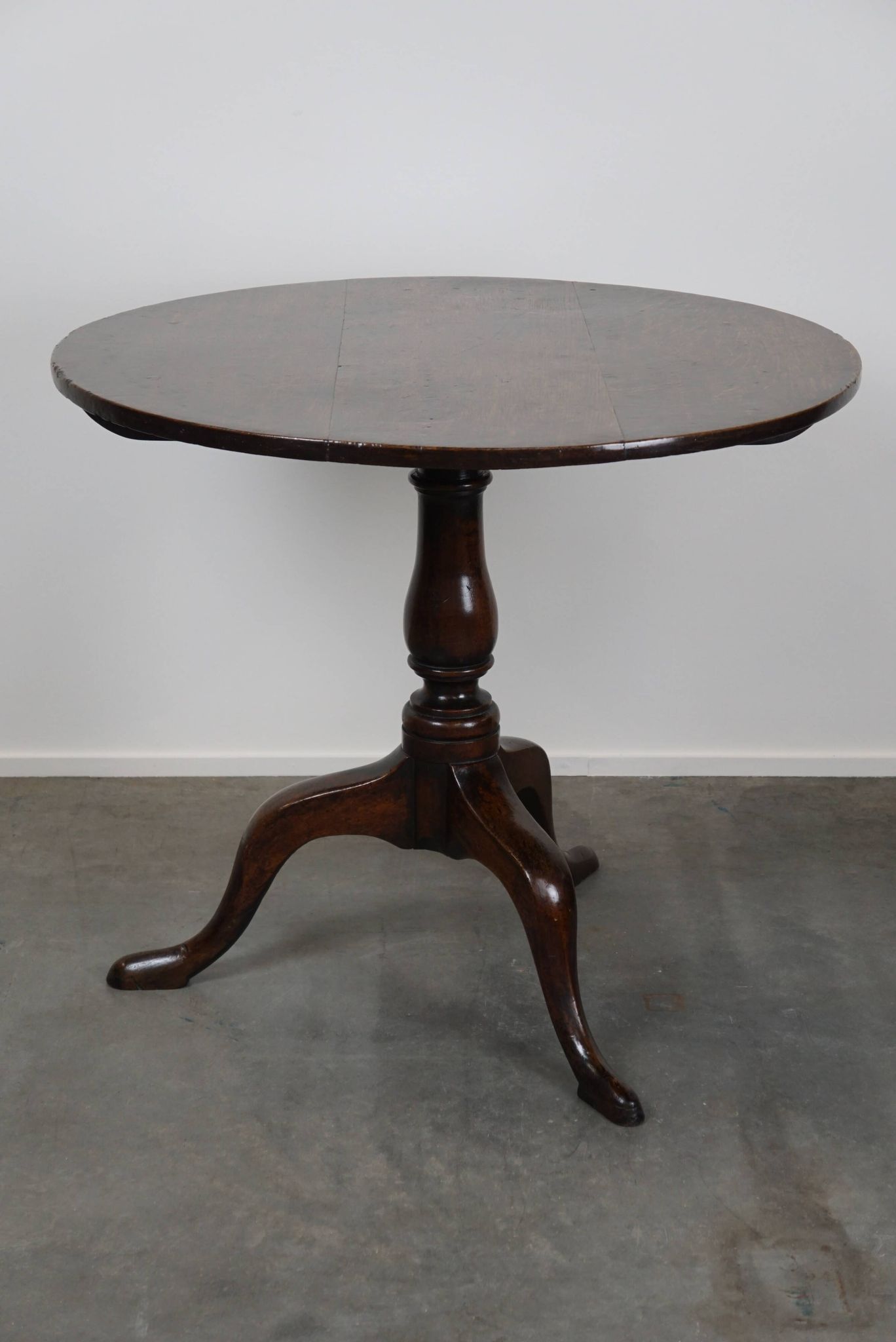 Round antique English oak tilt-top table with wonderful colors
