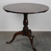 Round antique English oak tilt-top table with wonderful colors