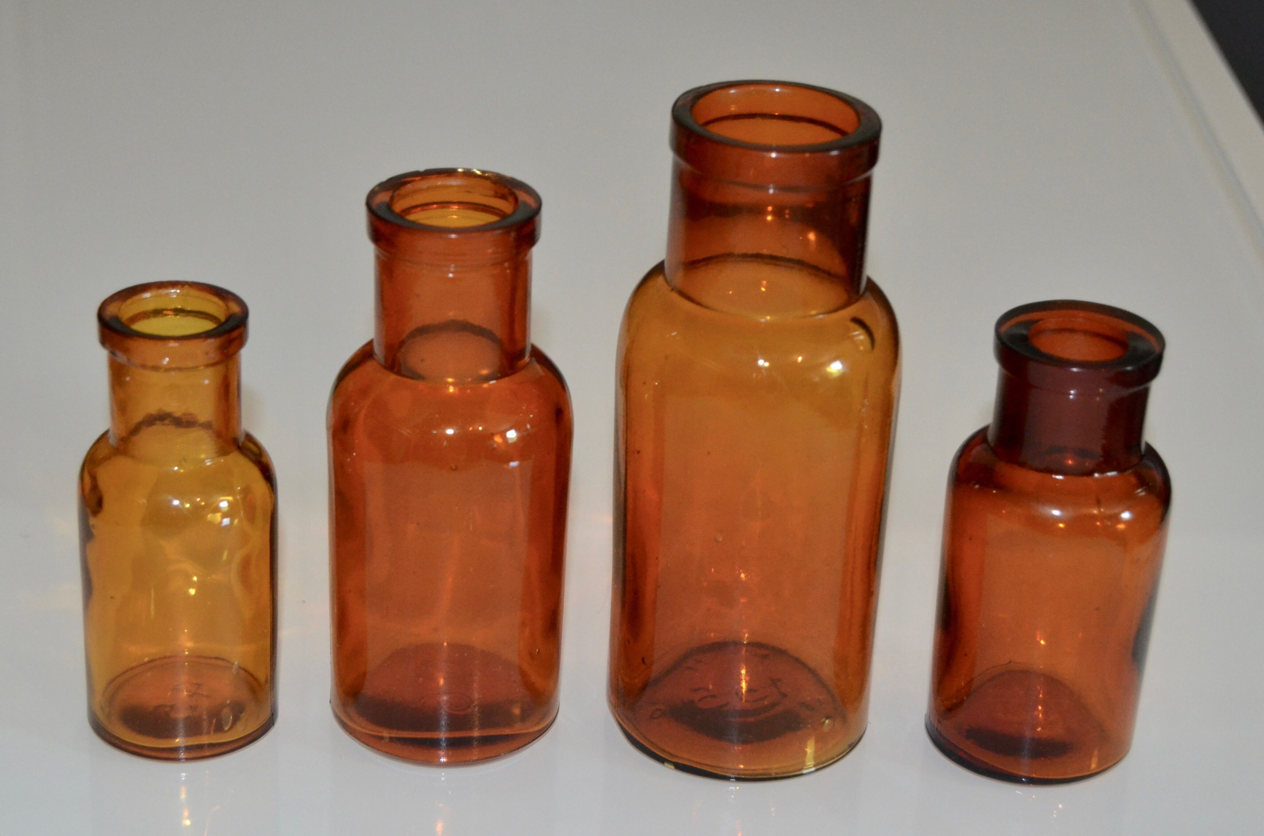 Suite de quatre vases soliflore flacons bouteilles d'apothicaire