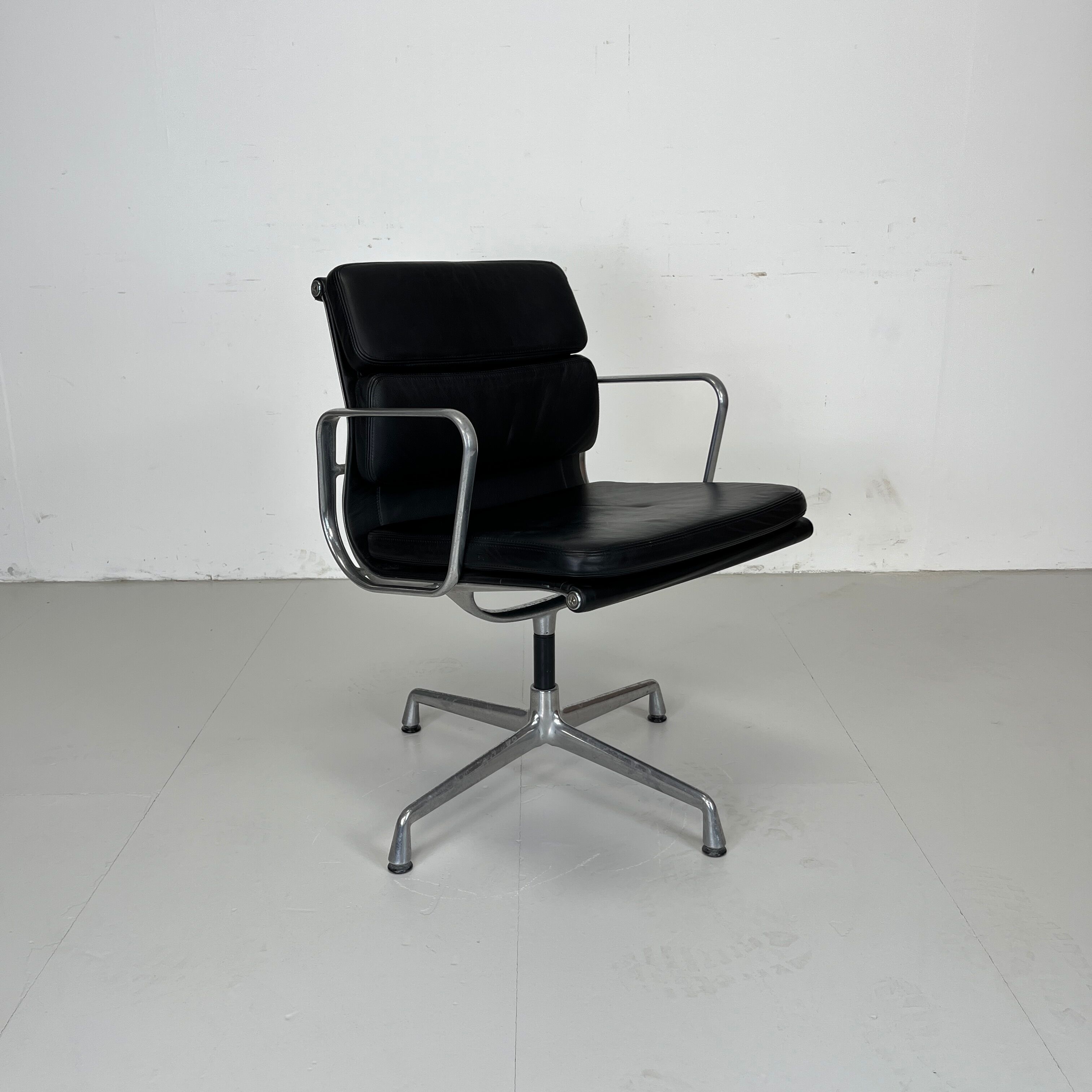Office armchair by Charles and Ray Eames for vitra