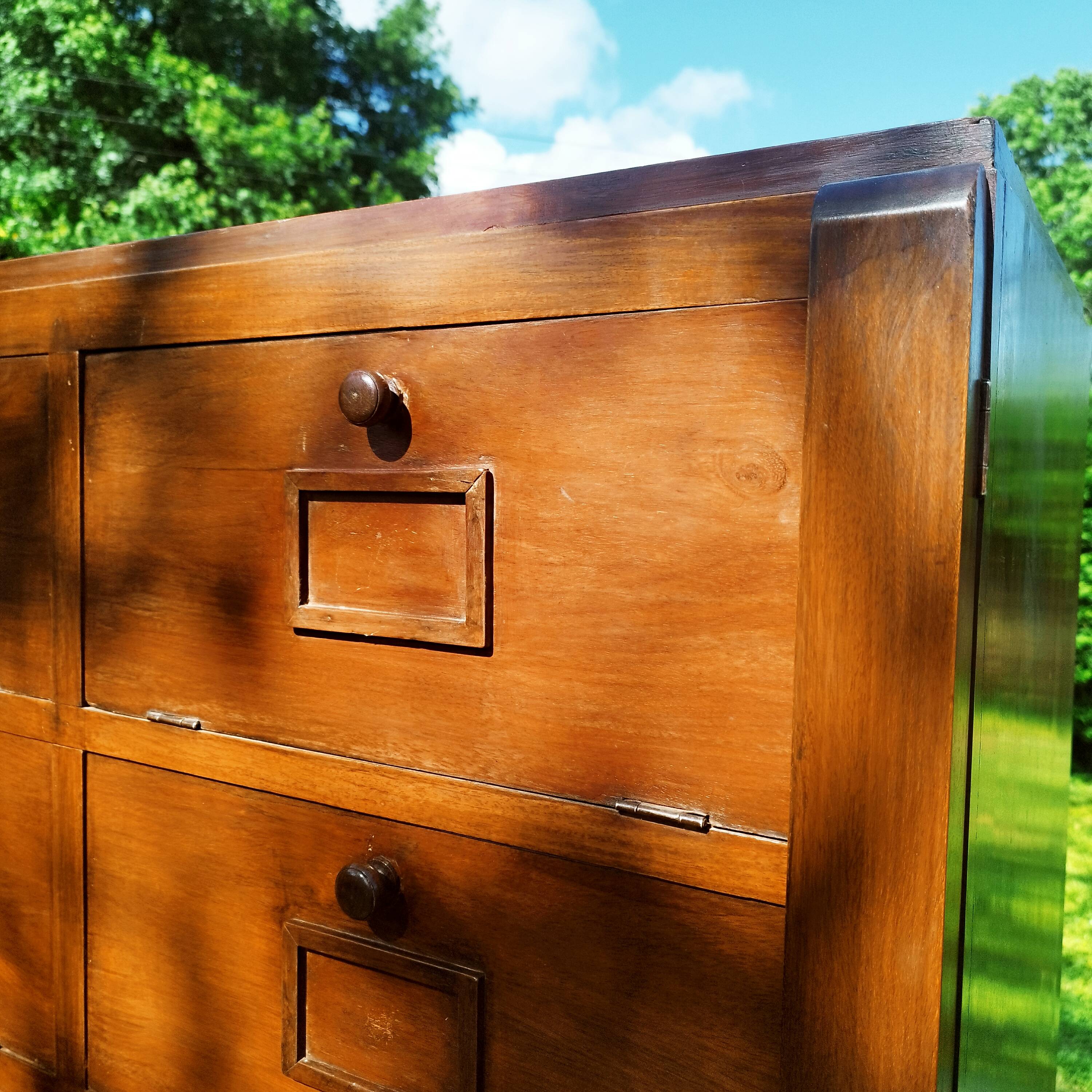 Trade cabinet with flaps