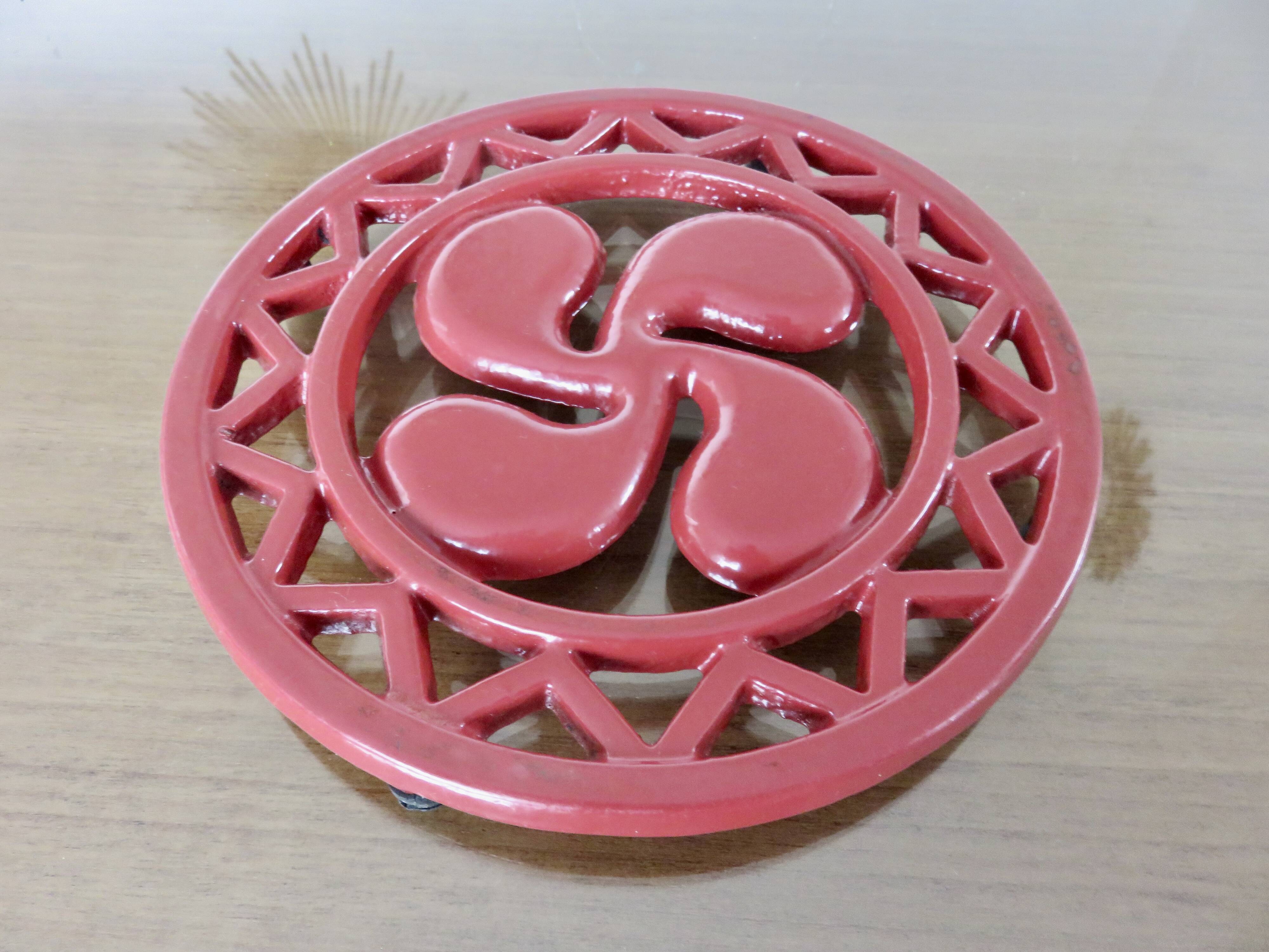 Basque cross trivet in red cast iron 1970