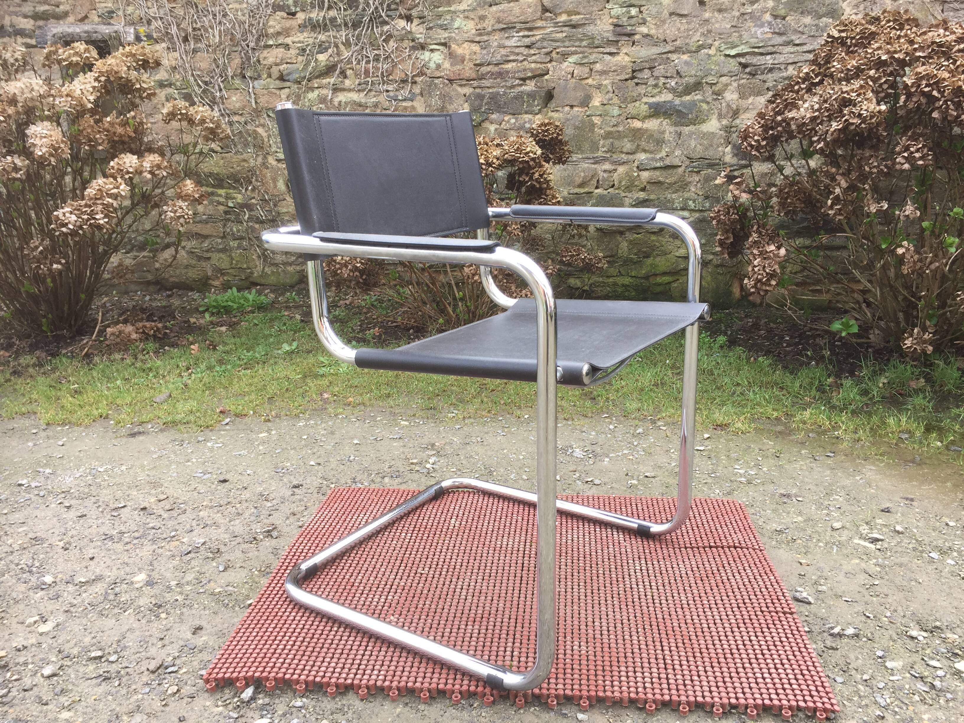 Design armchair with chrome metal tubular base and seat in black Skaï