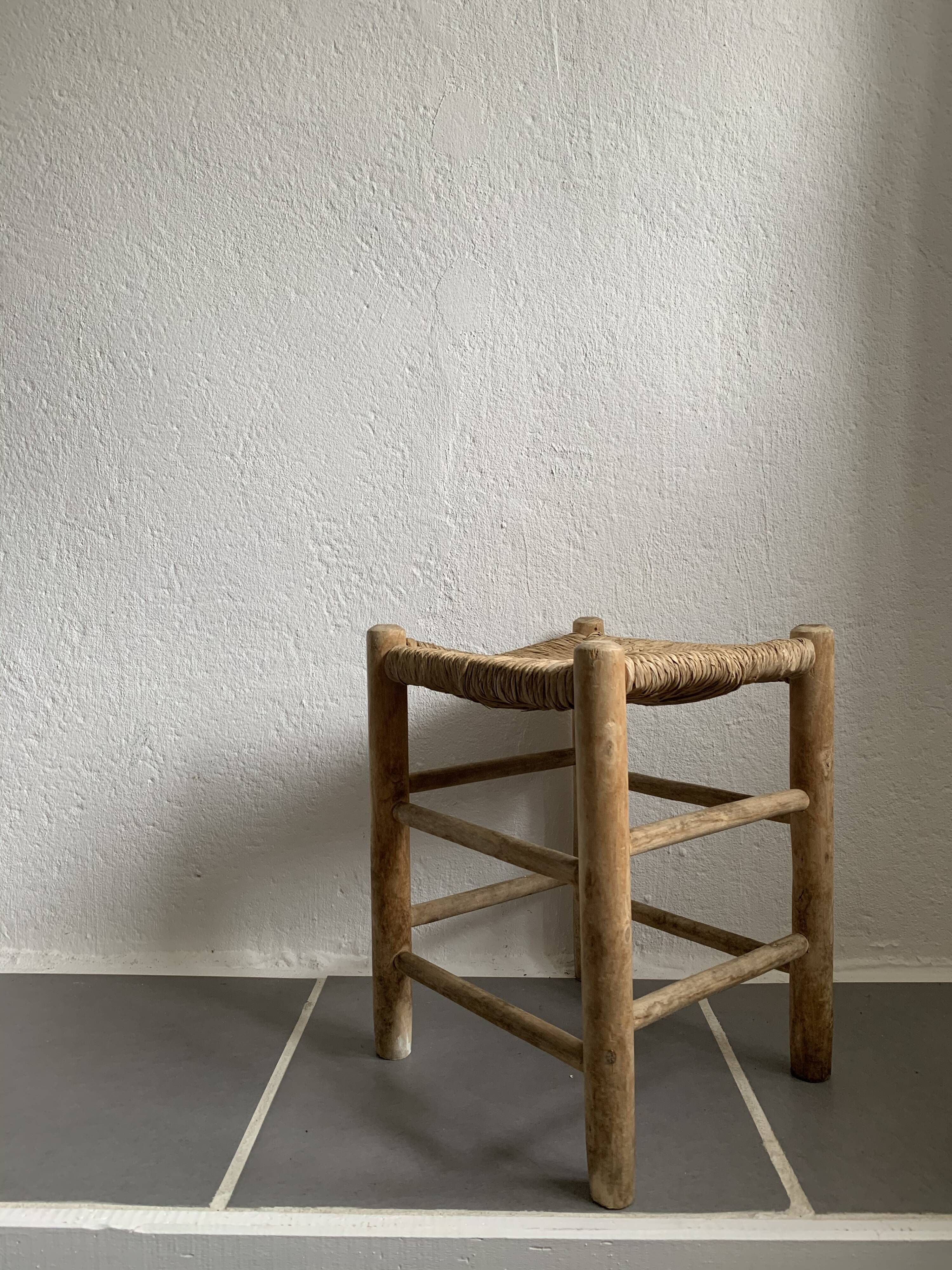 Old mulched farm tabouret