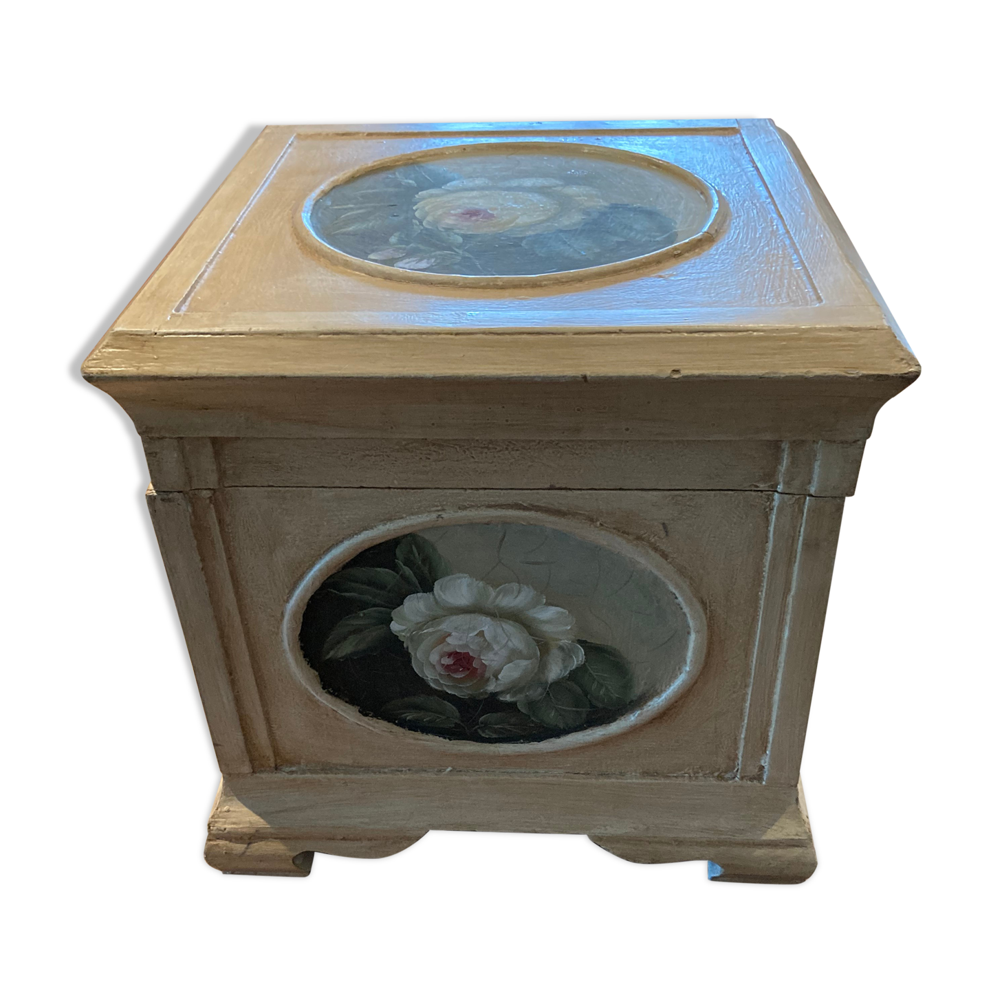 Lacquered wooden chest