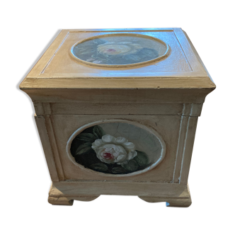 Lacquered wooden chest