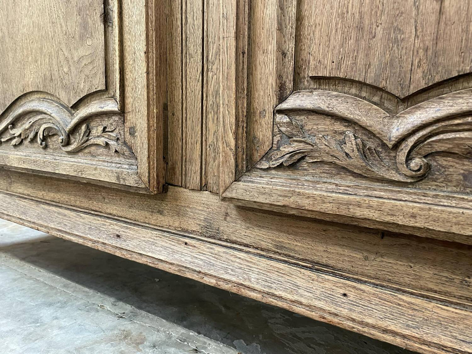 Armoire antique française à motifs floraux sculptés à la main