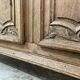 Armoire antique française à motifs floraux sculptés à la main