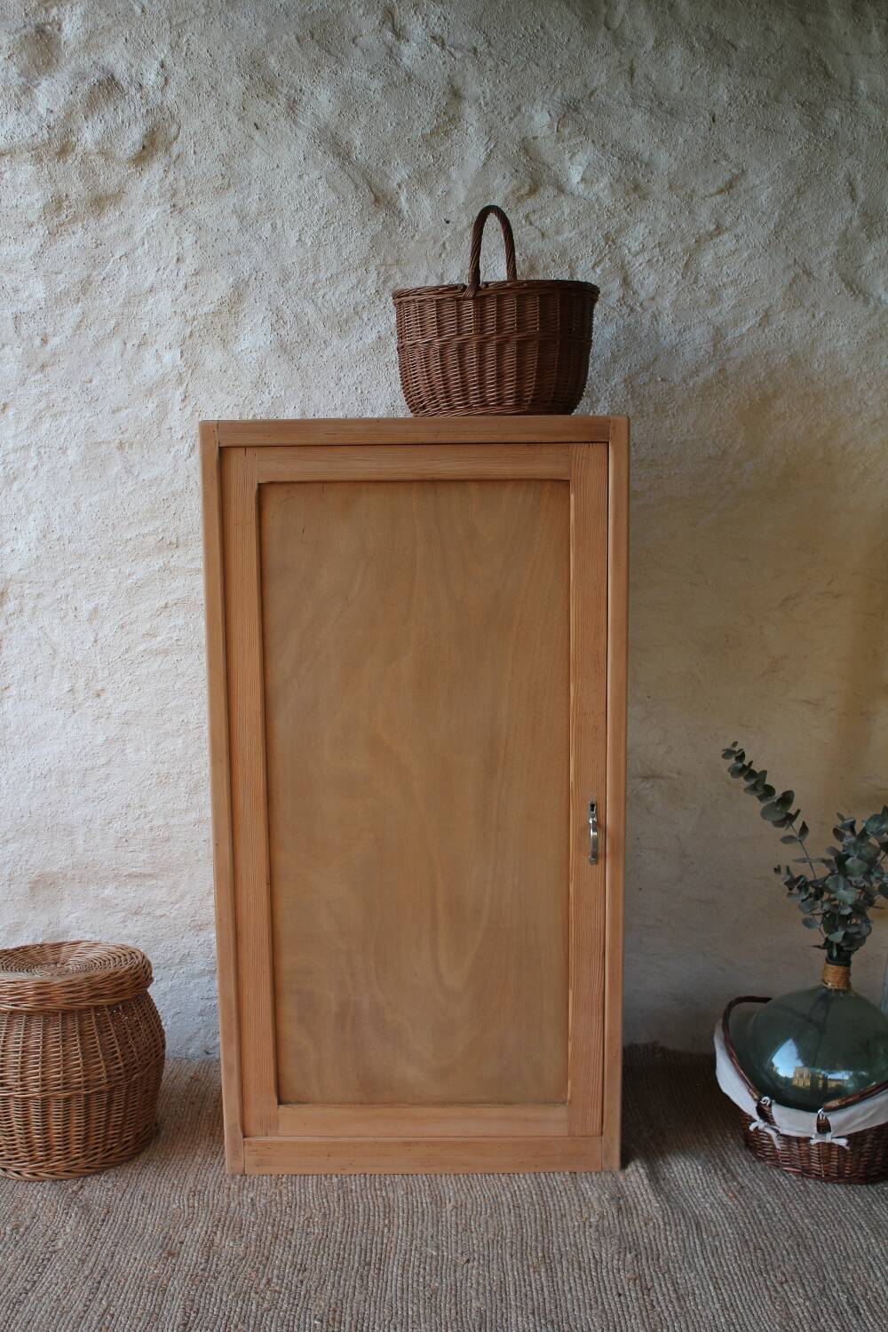 One-door wardrobe in the style of a bonnetière