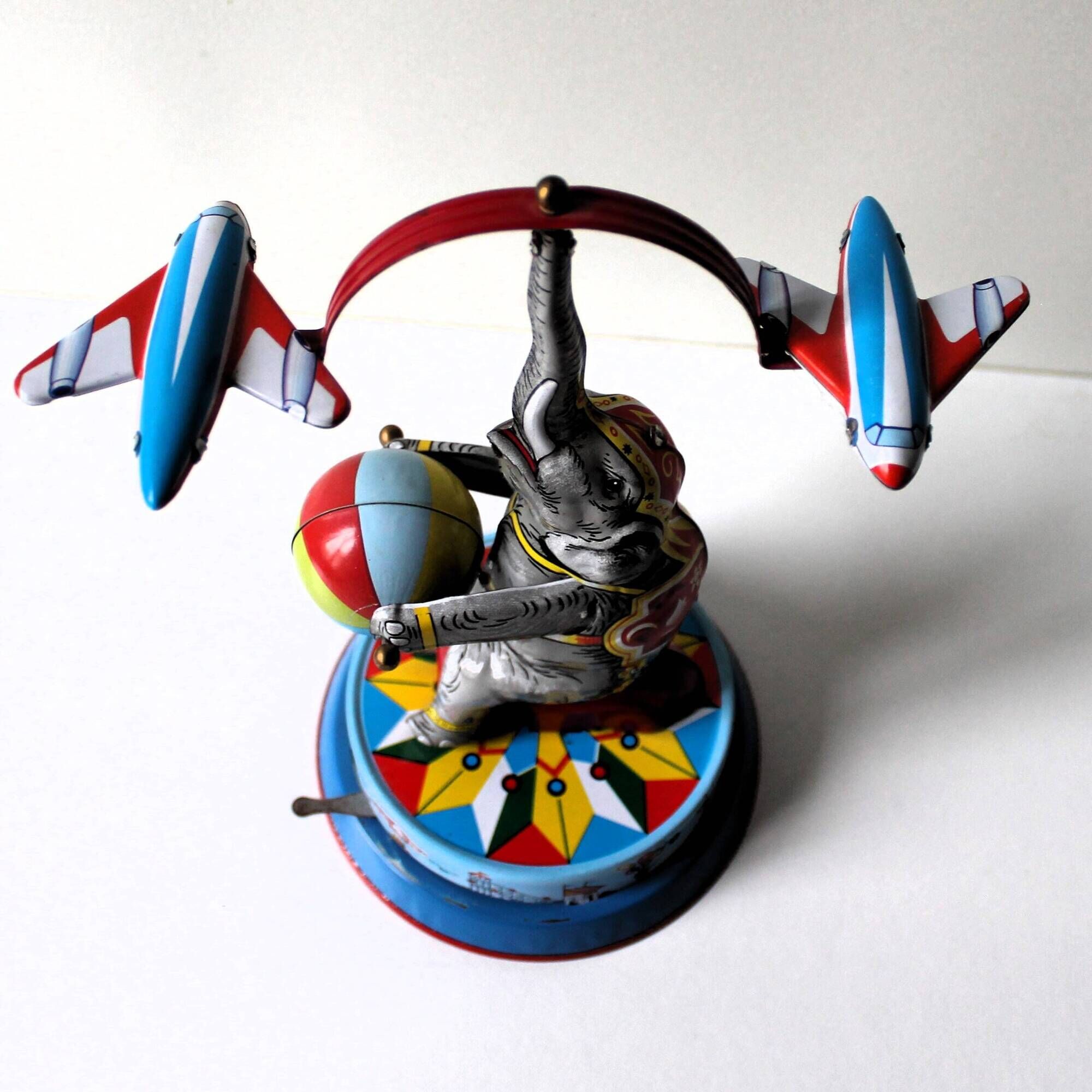 Jouets mécaniques  vintage ‘JW /Germany Western’  ‘Eléphant aux 2 avions’