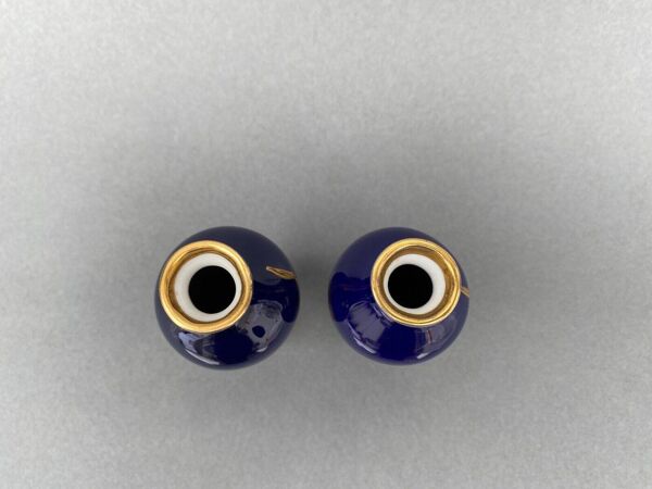 Paire de vases 1900 Limoges fond bleu et rehaut doré décors R. Rosier