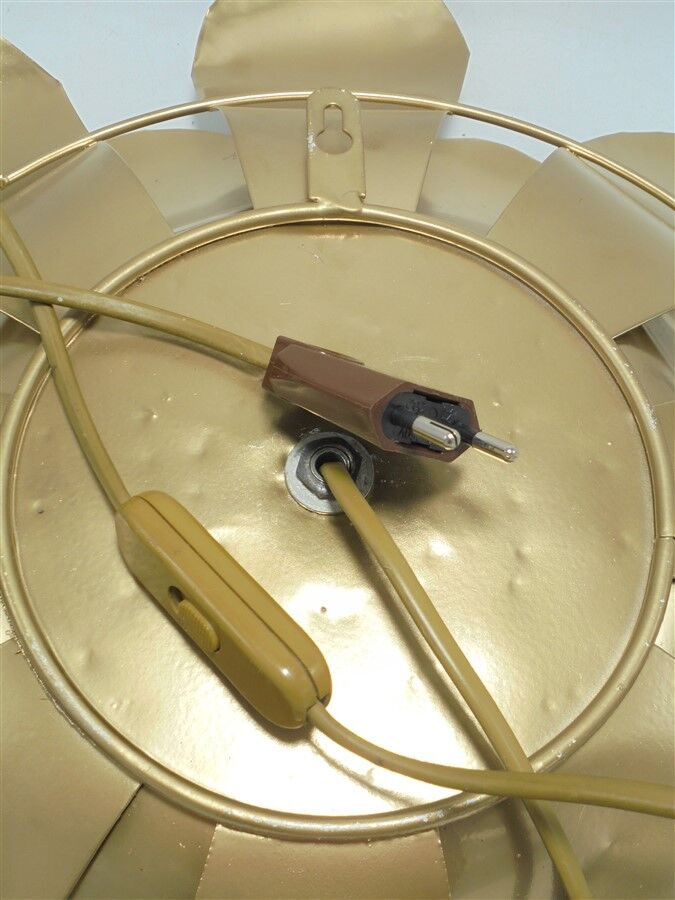 Flower-shaped wall lamp