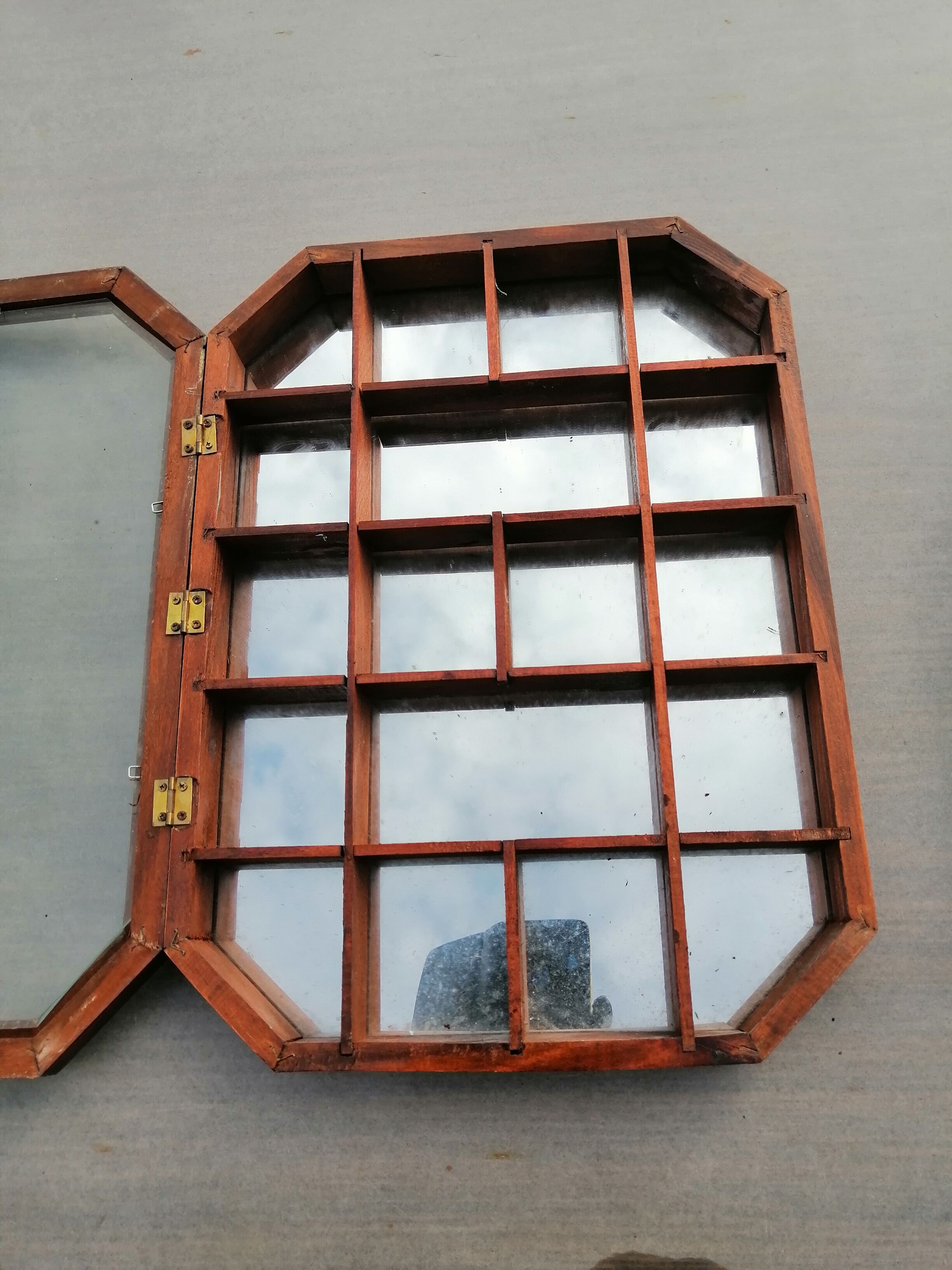 Wall display case for miniature with octagonal compartments