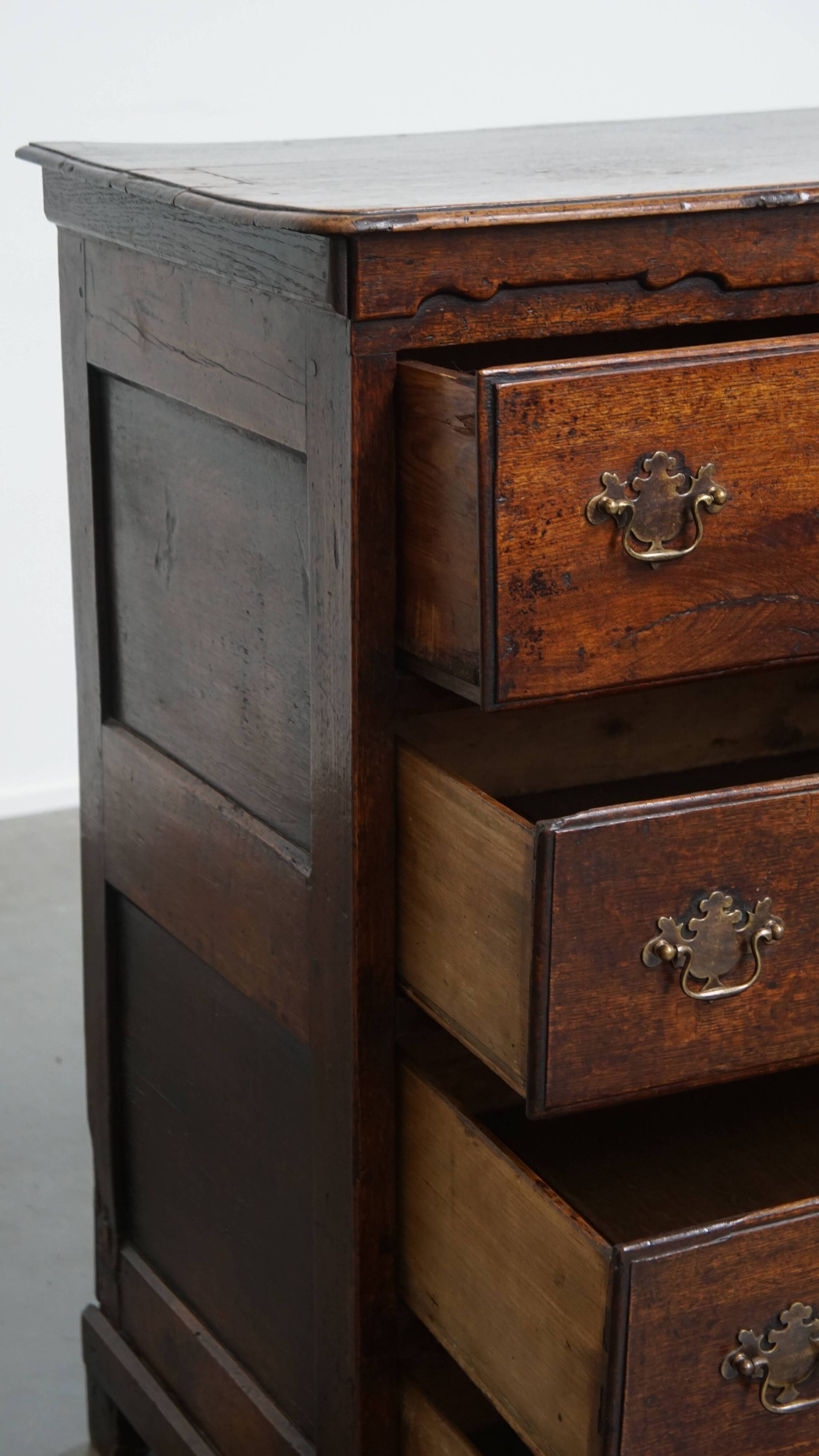 Antique English 18th Century Chest of Drawers with 5 Drawers