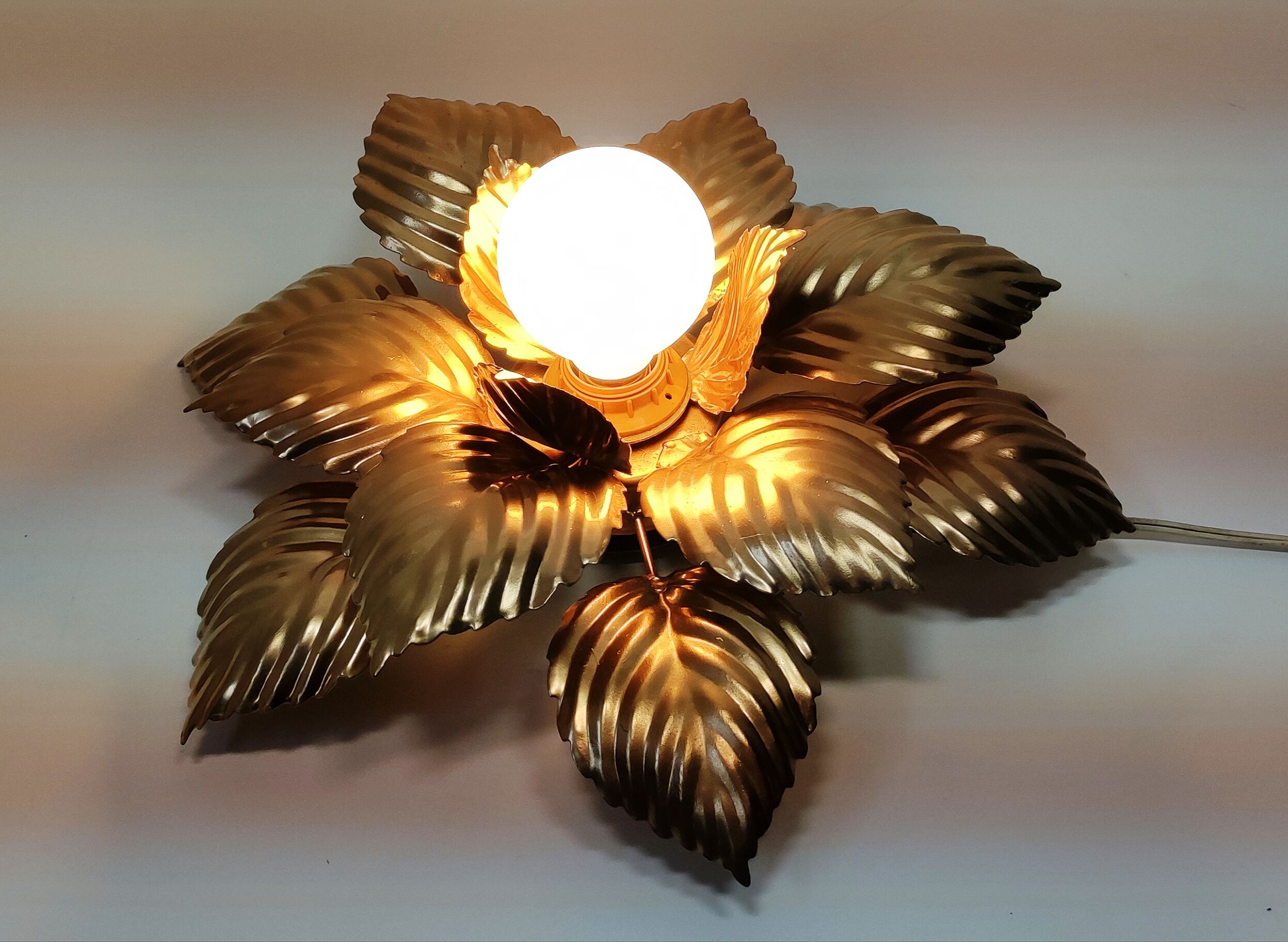 70s golden flower ceiling