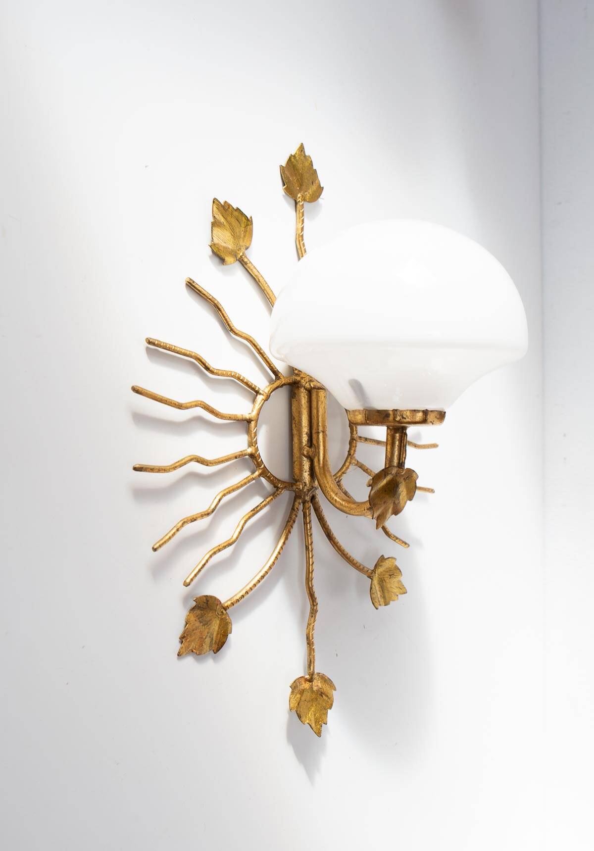 Applique mural italienne métal doré tulipe blanche et feuilles, vers 1970