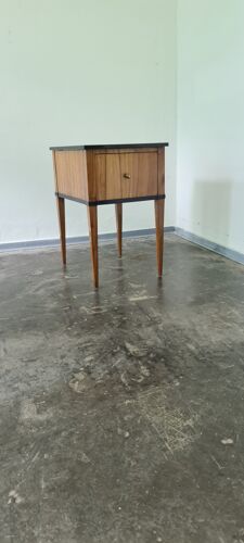 Table d’appoint en marbre antique/vintage surmontée